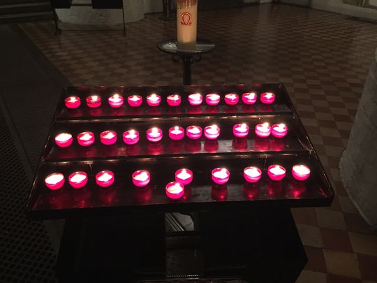 Bild von Kerzen nach einem Trauergottesdienst